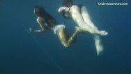 Untergetaucht im Meer exponierte Frauen