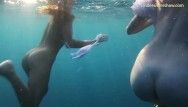 Submarino en el mar pollitos jóvenes nadando desnudos